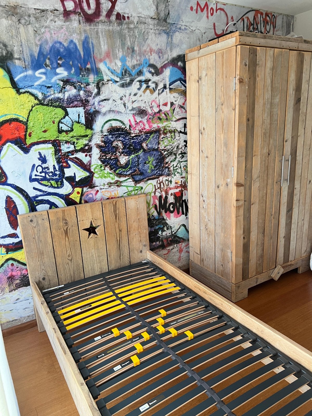 Eenpersoons bed en kast van steigerhout, Ophalen, Gebruikt, 90 cm, Eenpersoons