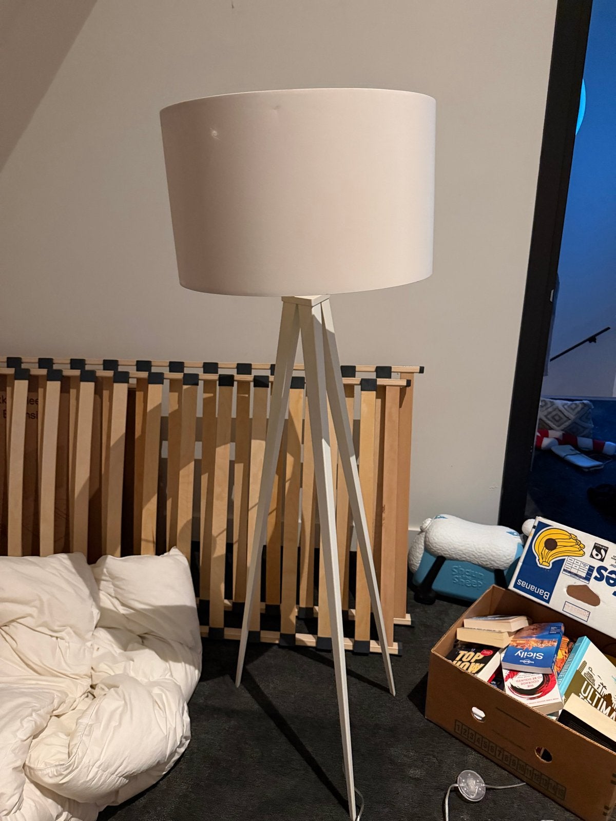 Stijlvolle Tripod Vloerlamp met Witte Kap, Ophalen, E27 (groot), Zo goed als nieuw, Metaal