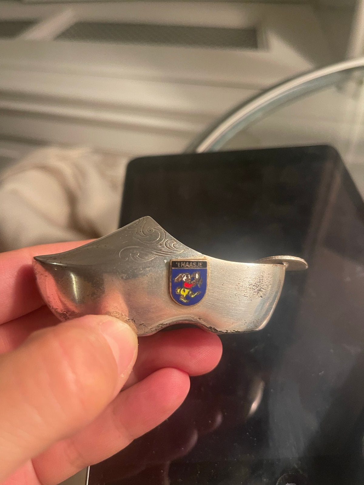 Vintage klompje asbakje met 't Haasje emaille embleem, Ophalen of Verzenden