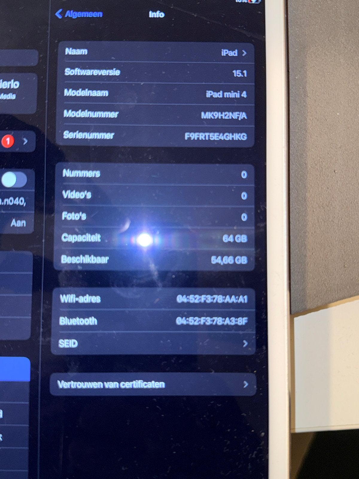 Foto 3 van Apple iPad mini 4 64GB - Zilver - Goed werkend