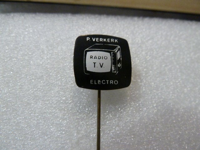 Vintage P. Verkerk Radio T.V. Electro Reclame Speldje, Verzamelen, Ophalen of Verzenden, Gebruikt, Overige onderwerpen, Speldje of Pin
