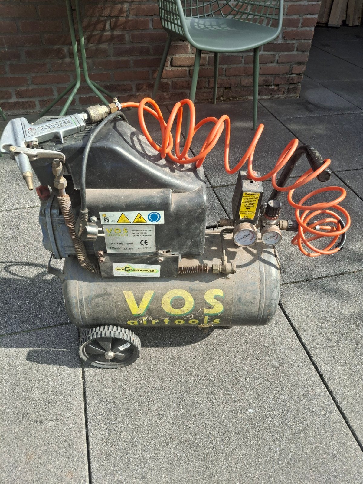 VOS Airtools Compressor met blaaspistool en slang, Ophalen, Gebruikt, 6 tot 10 bar, 25 tot 100 liter