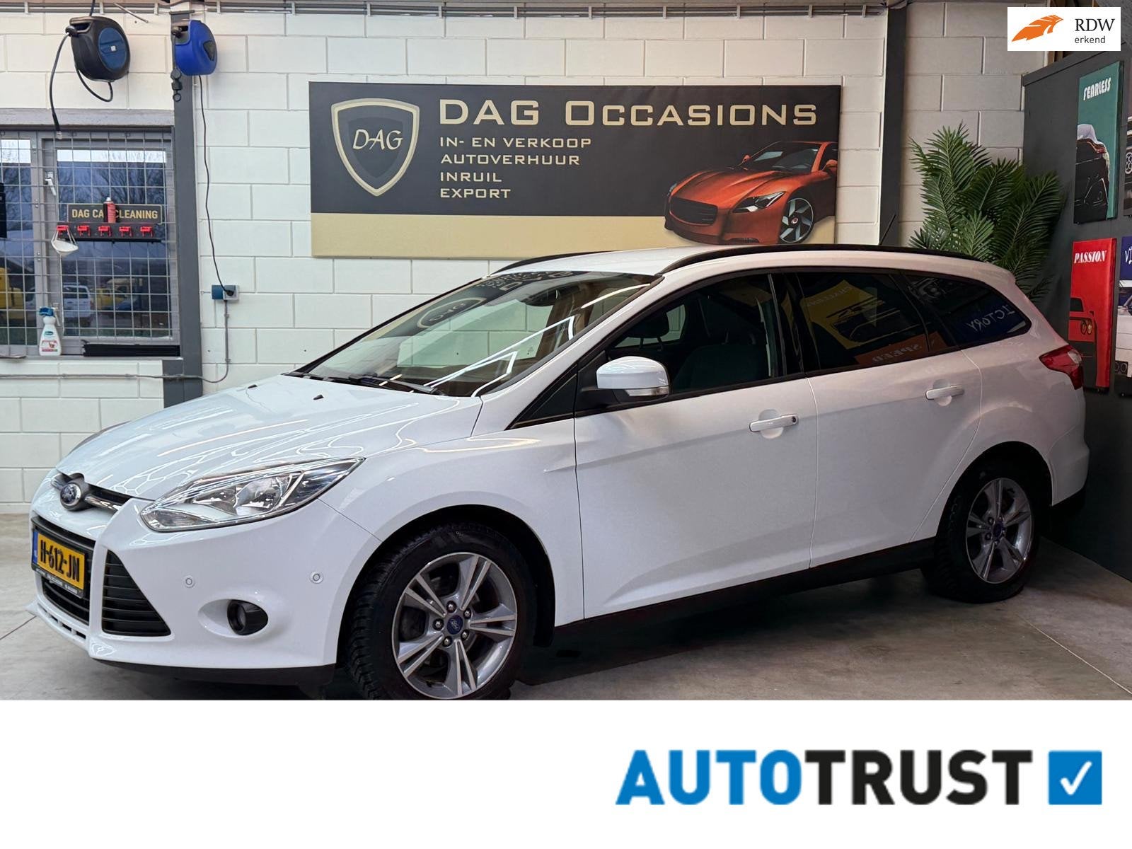 Ford Focus 1.0 Titanium PDC|STOELVW|PARKEERASS|AIRCO|, Auto's, Ford, Euro 5, Gebruikt, Zwart, Wit