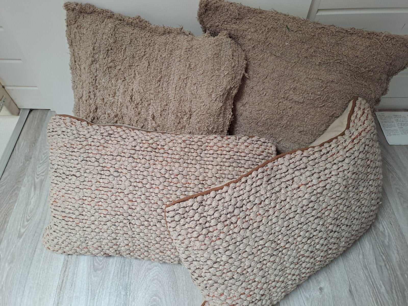 Mooie kussens kleur taupe, Ophalen, Nieuw, Eenpersoons, Minder dan 150 cm