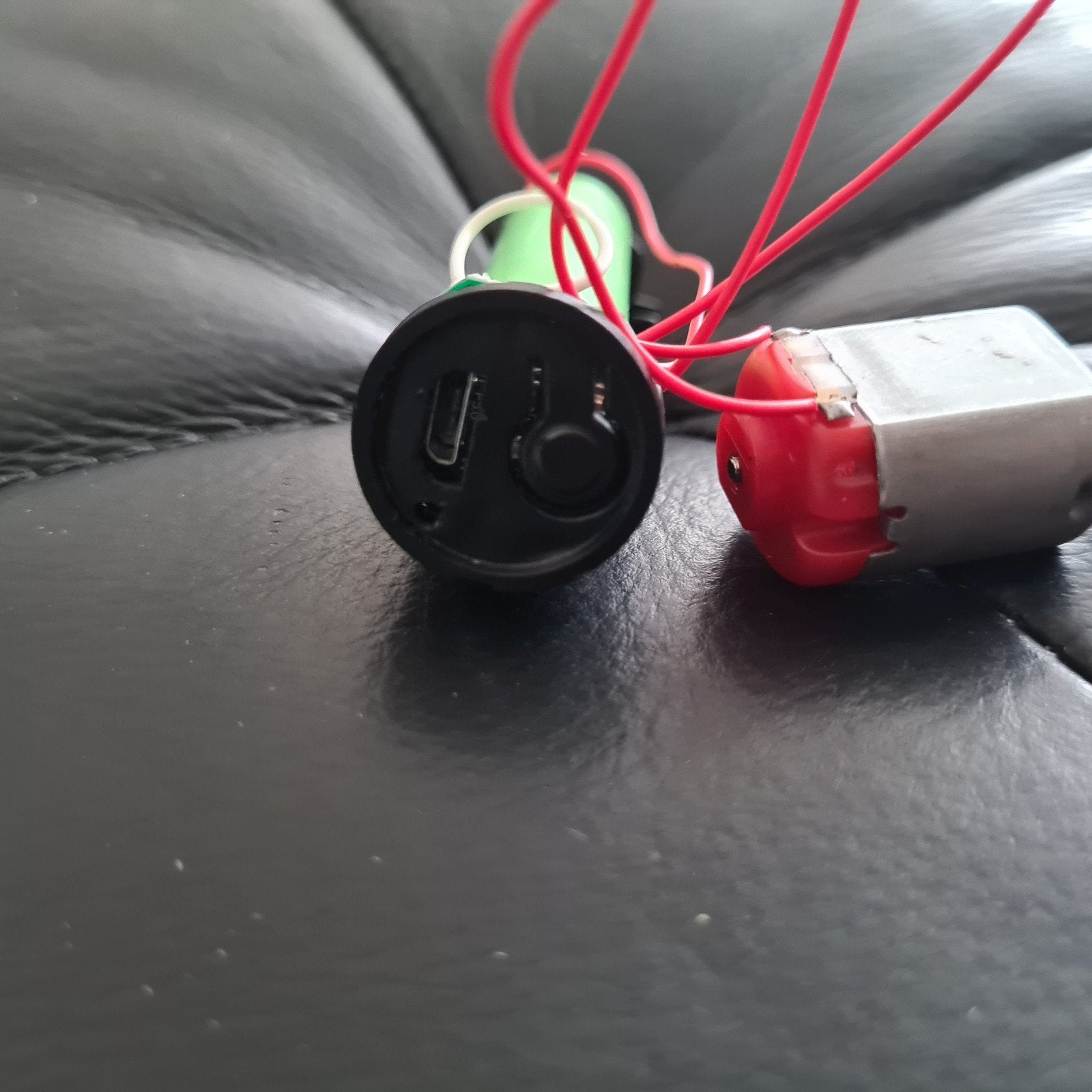 Mini DC motor met batterijhouder en USB-oplader, Hobby en Vrije tijd, Ophalen of Verzenden, Gebruikt