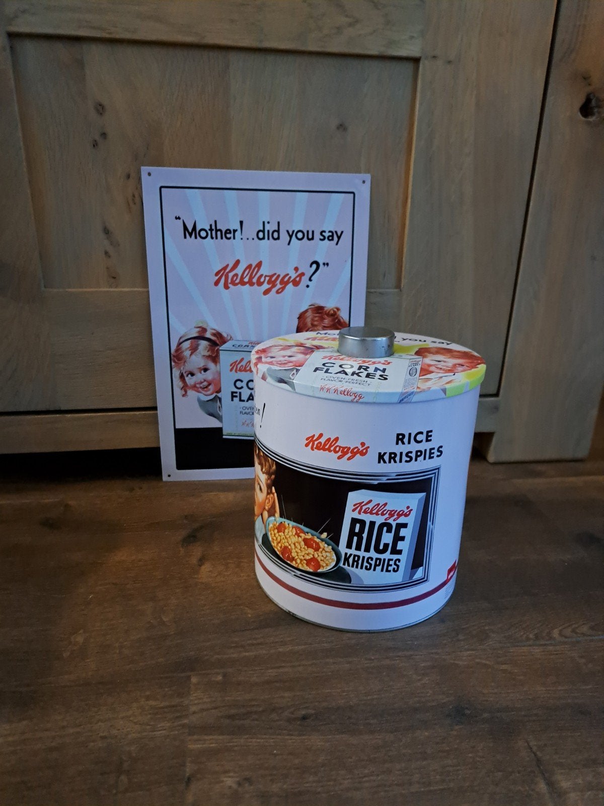 Vintage roze rond bewaarblik reclamebord Kellogg's prijs pst, Ophalen of Verzenden, Gebruikt, Reclamebord