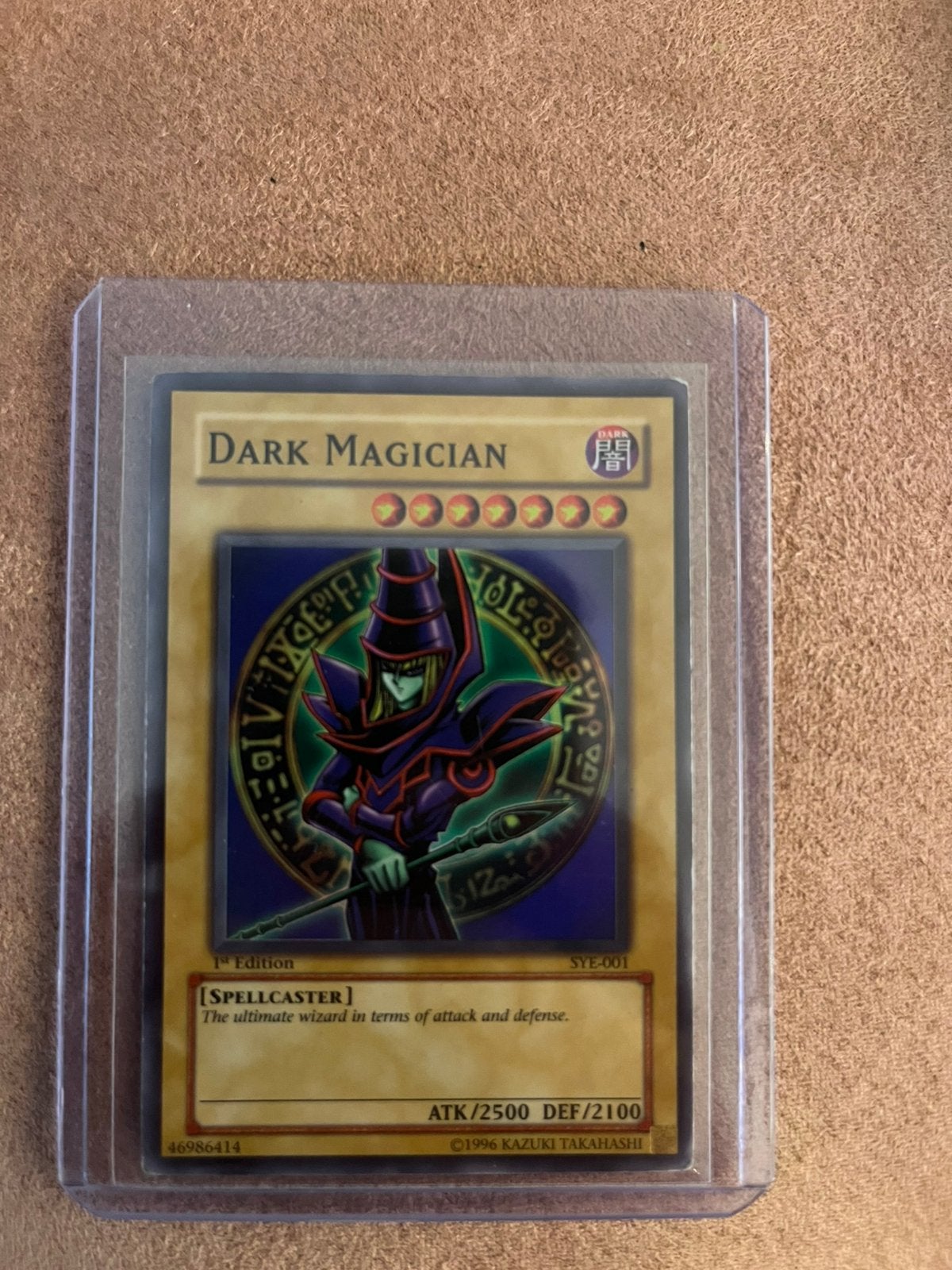 Dark magician SYE-001, Hobby en Vrije tijd, Verzamelkaartspellen | Yu-gi-Oh!, Ophalen of Verzenden, Zo goed als nieuw