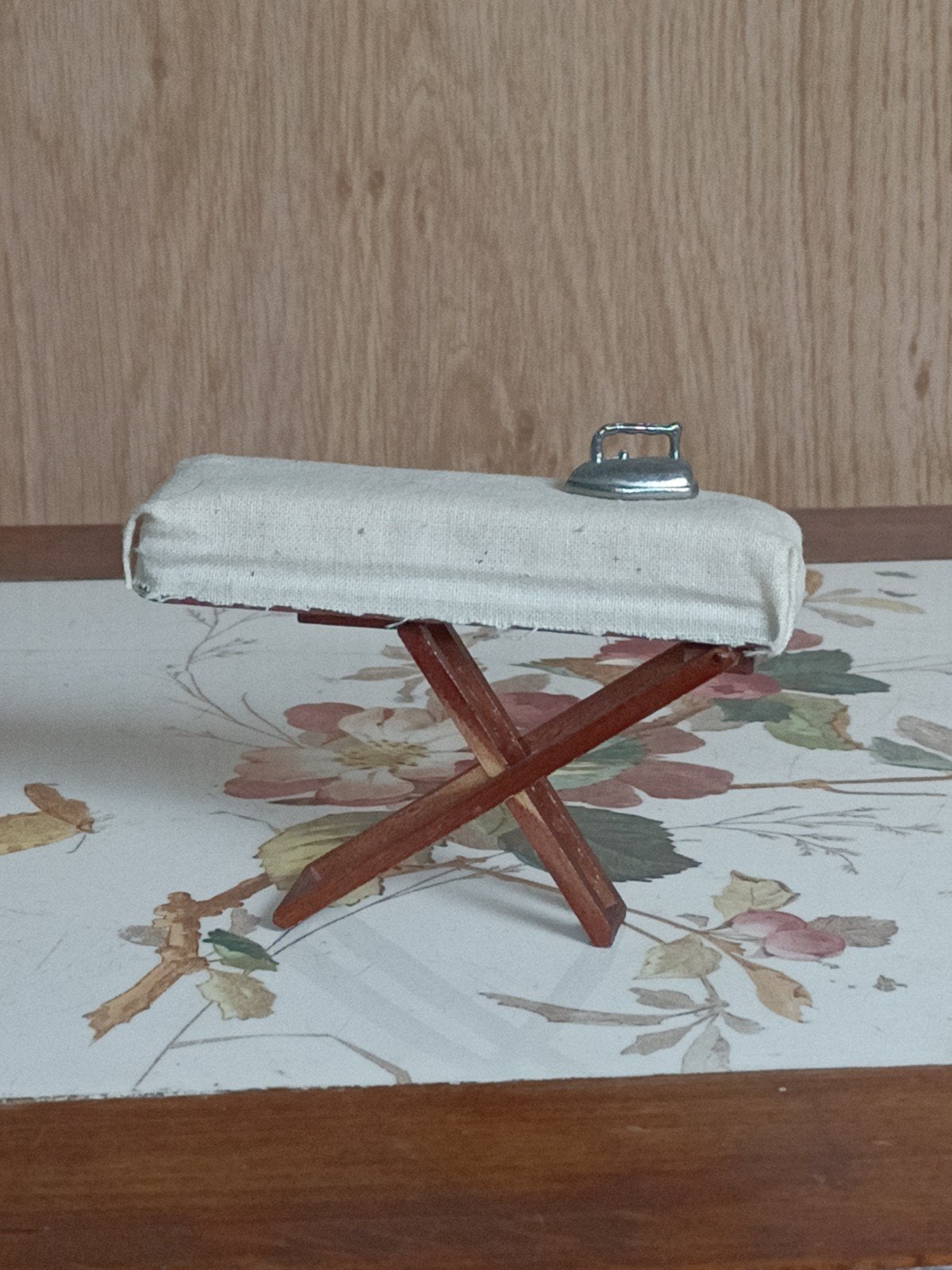 Strijkplank met strijkijzer popppenhuis 1:12, Verzenden, Gebruikt, Poppenhuis