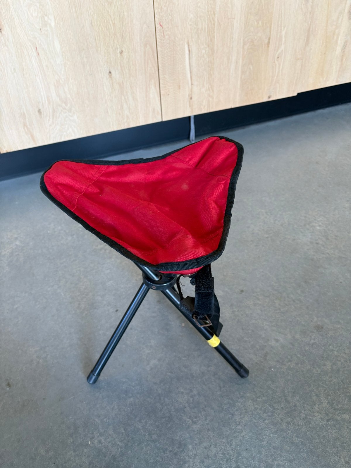 Compacte rode campingkruk - Ideaal voor onderweg!, Caravans en Kamperen, Ophalen, Gebruikt, Campingstoel