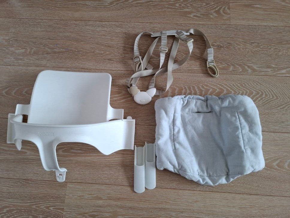 Stokke Babyset Wit met Kussen en Tuigje, Kinderen en Baby's, Ophalen of Verzenden, Gebruikt, Meegroeistoel, Gordel(s)