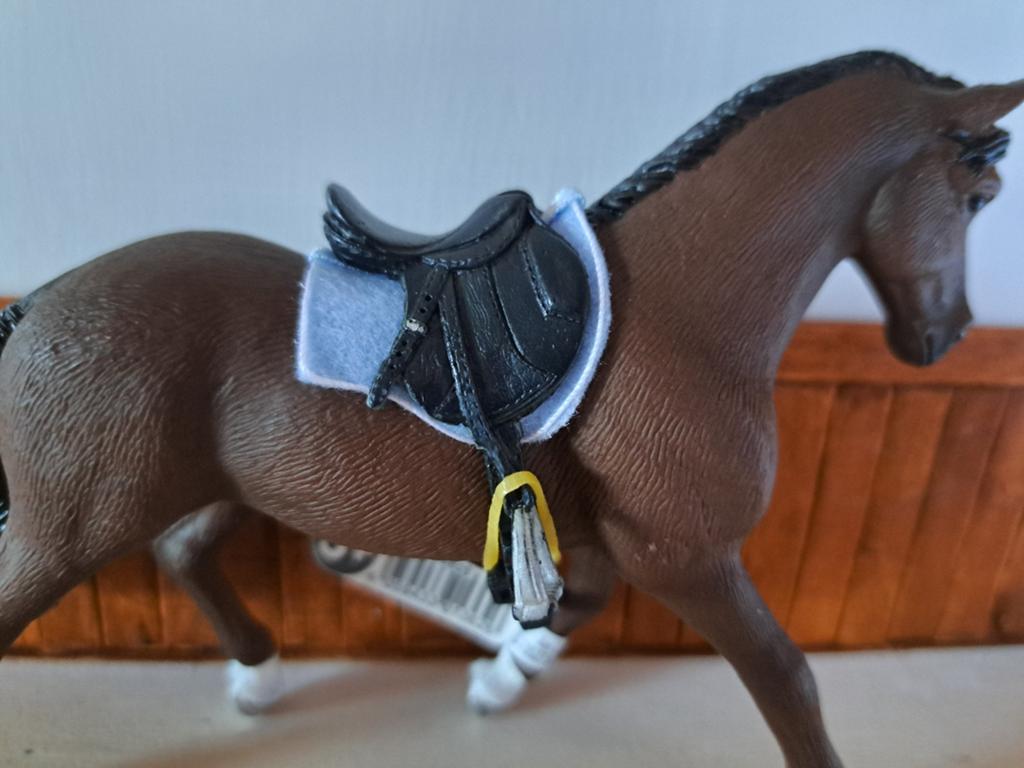 Schleich zadel dekje lichtblauw, Ophalen of Verzenden, Zo goed als nieuw, Paard, Beeldje of Figuurtje