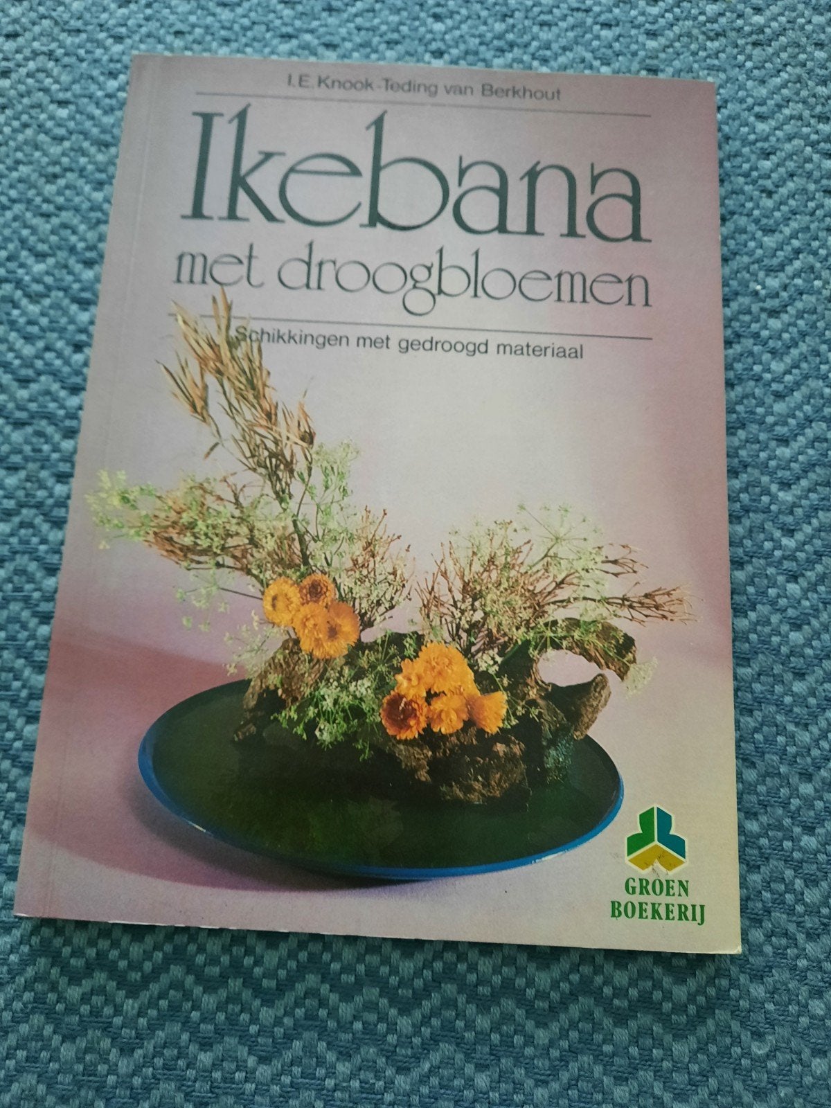 Ikebana met droogbloemen -, Ophalen of Verzenden, Zo goed als nieuw, Overige onderwerpen, L.E. Knook-Teding van Berkhout