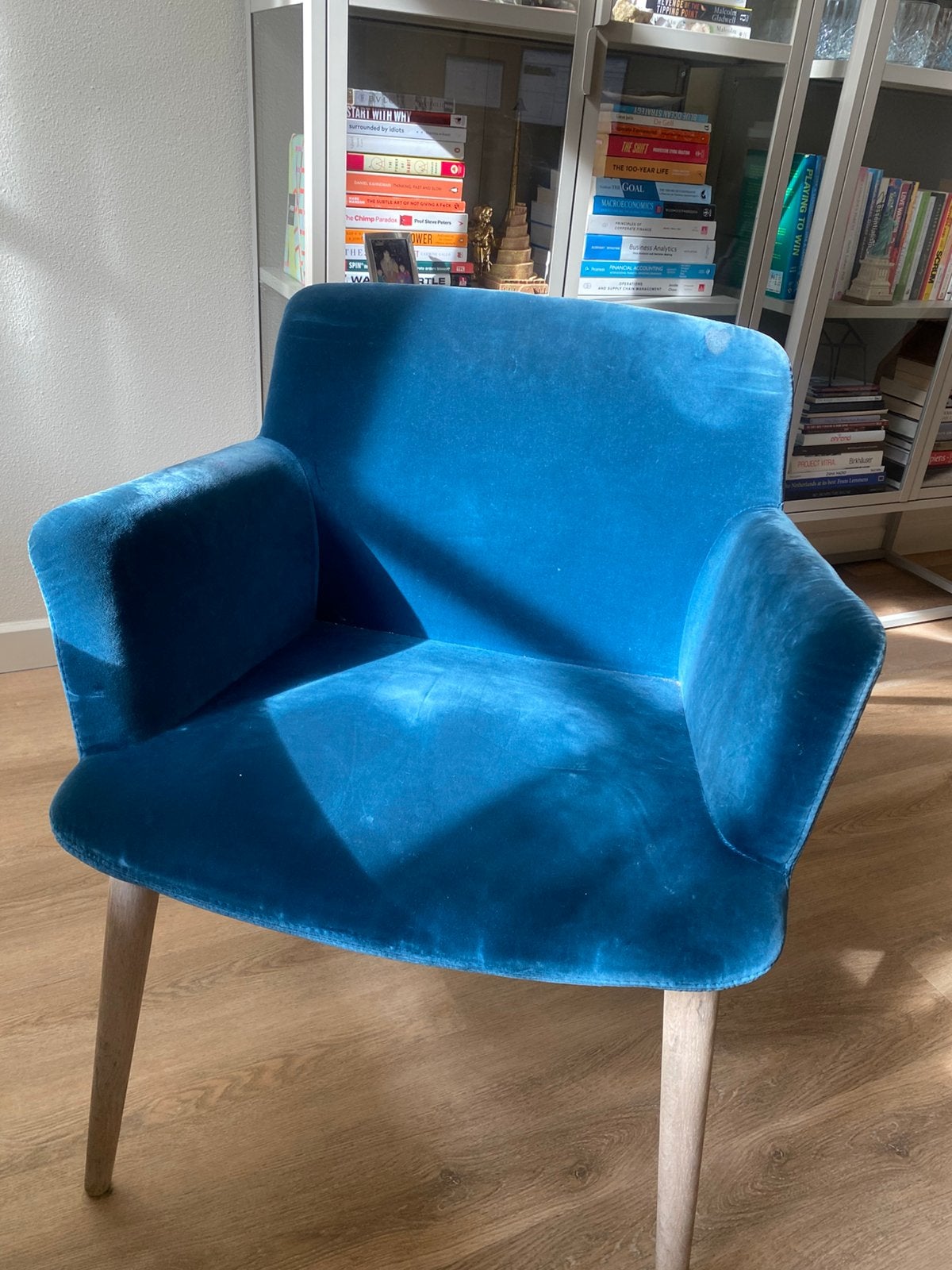 Bolia eetkamerstoelen licht hout & stof, met gebruikssporen, Huis en Inrichting, Ophalen, Gebruikt, Blauw, Vier