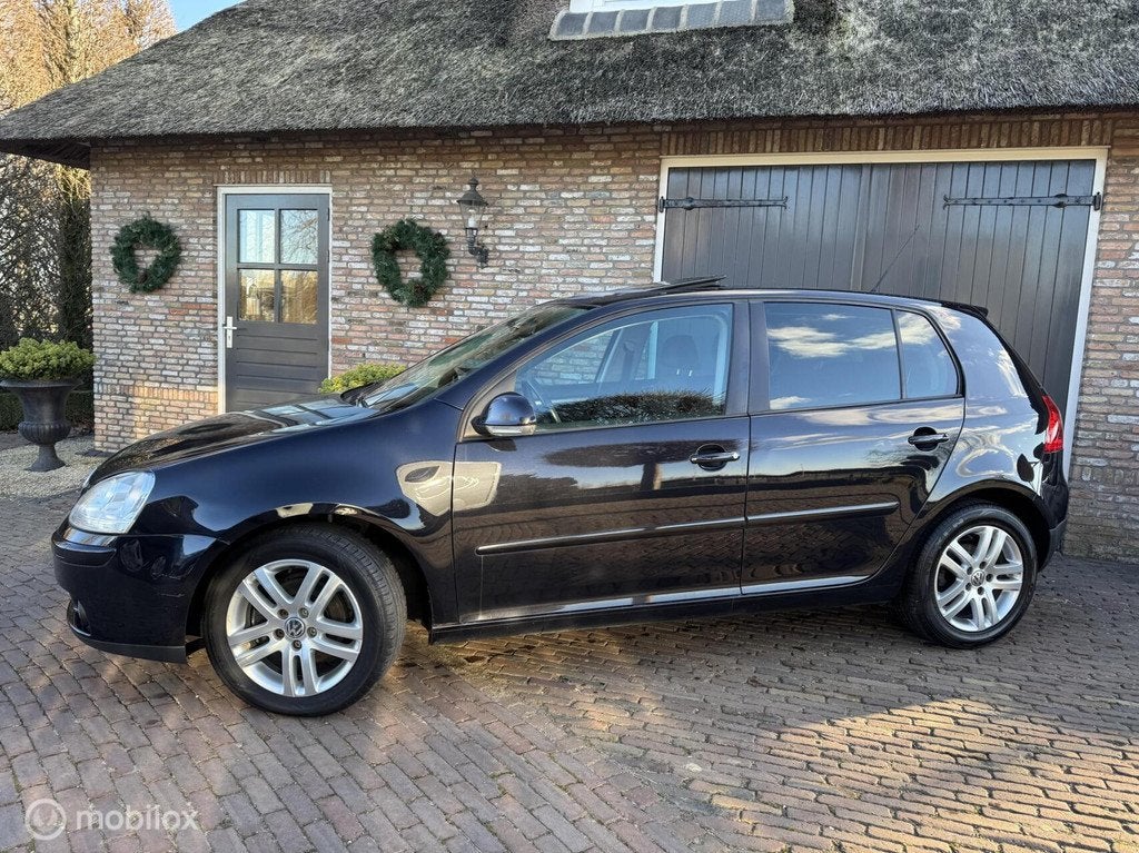 Volkswagen Golf 1.4 Tour - 5 Deurs - Dakraam, Voorwielaandrijving, Gebruikt, 4 cilinders, Zwart