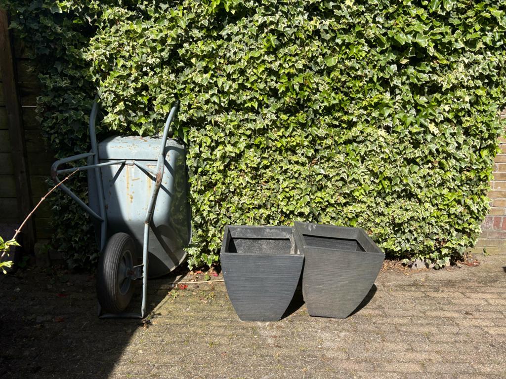 Twee moderne plantenbakken voor tuin of balkon, Tuin en Terras, Bloempotten, Kunststof, Gebruikt, Balkon, Minder dan 40 cm