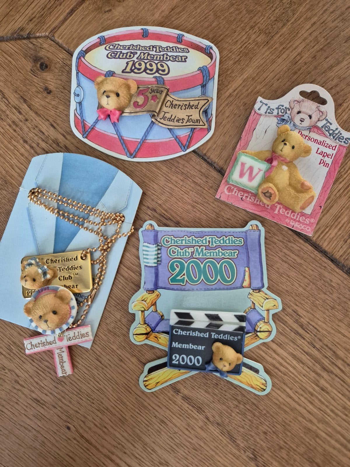 Cherished Teddies Broches en Ketting Set - Club Membear, Ophalen of Verzenden, Nieuw, Beeldje, Cherished Teddies