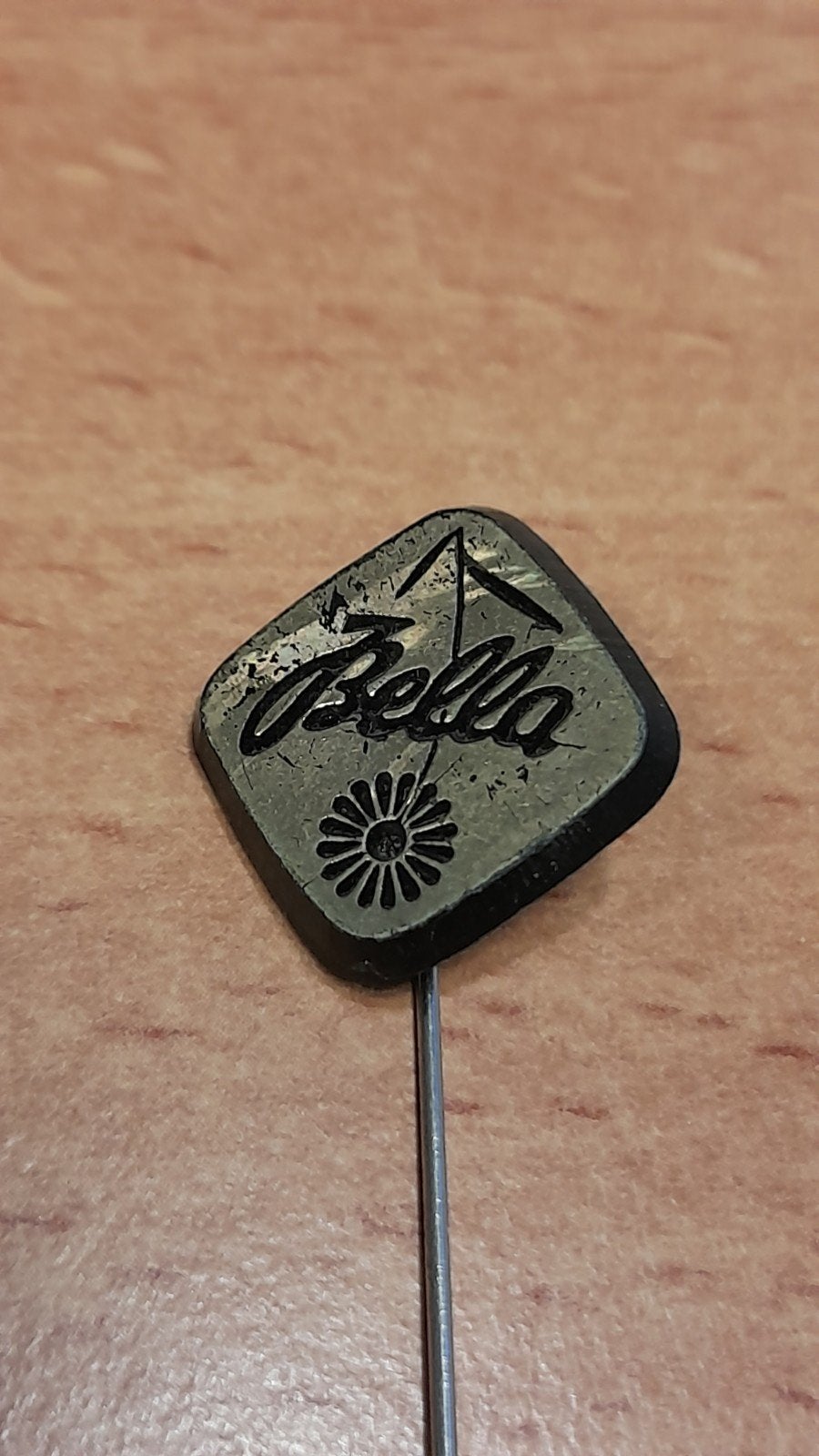 Vintage 'Bella' Speldje - Zeldzaam Verzamelobject, Verzamelen, Verzenden, Gebruikt, Merk