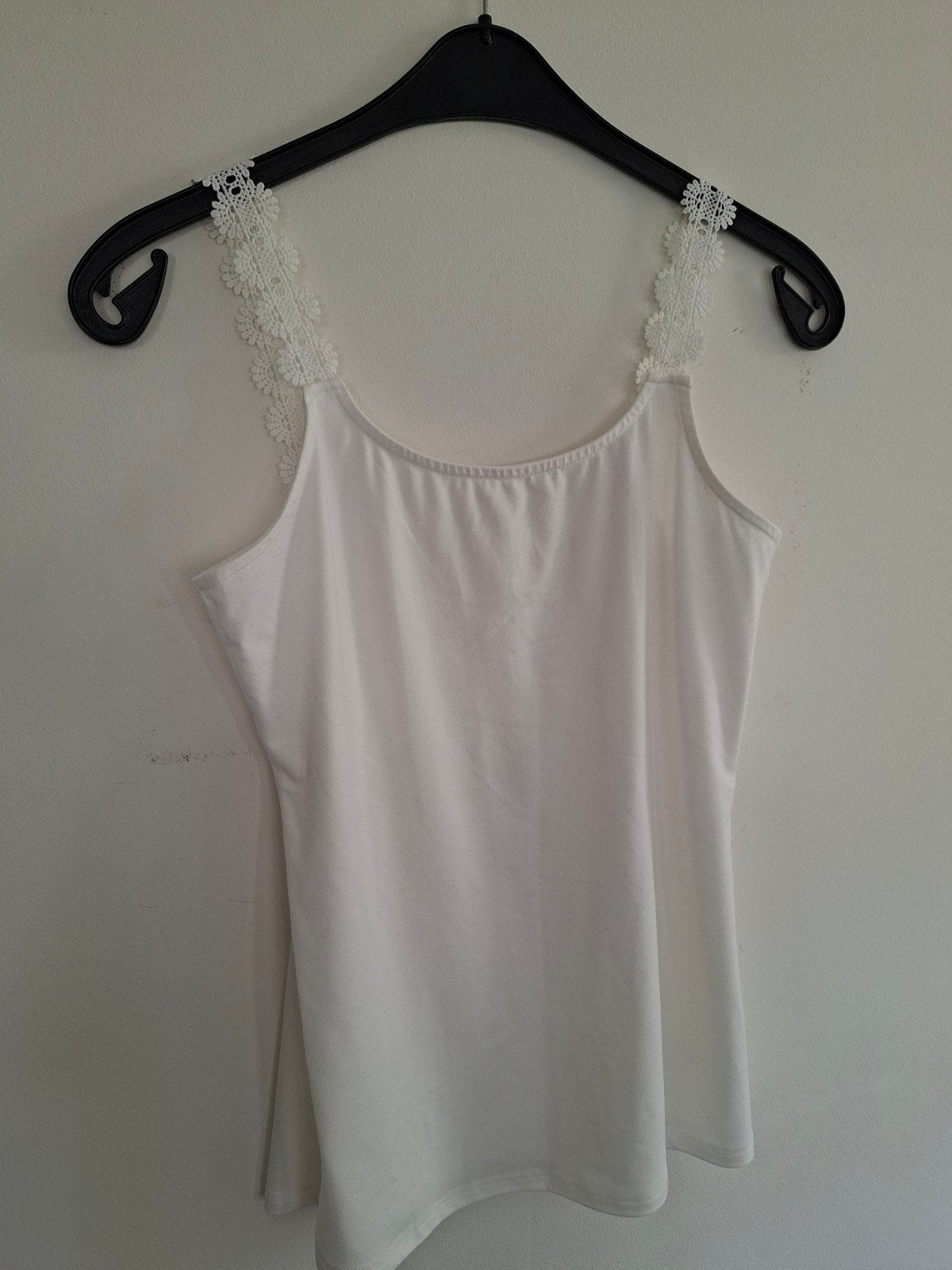 Leuk wit topje met kanten bandjes - Maat M, Kleding | Dames, Tops, Maat 38/40 (M), Wit, Nieuw, Ophalen of Verzenden