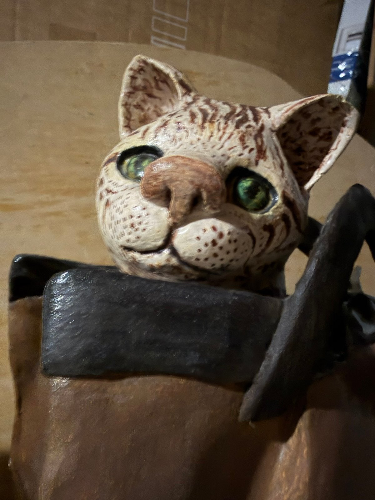 Aardewerk poes in aardewerk tas, Verzamelen, Beelden en Beeldjes, Ophalen, Zo goed als nieuw