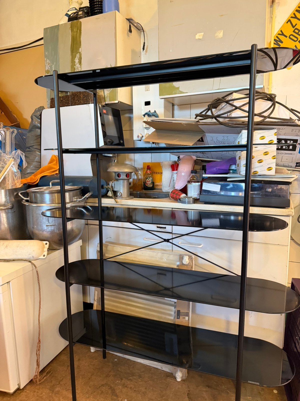 Moderne Zwarte Stellingkast met Glazen Platen en Metalen Fra, Ophalen, Zo goed als nieuw, Nvt, Nvt