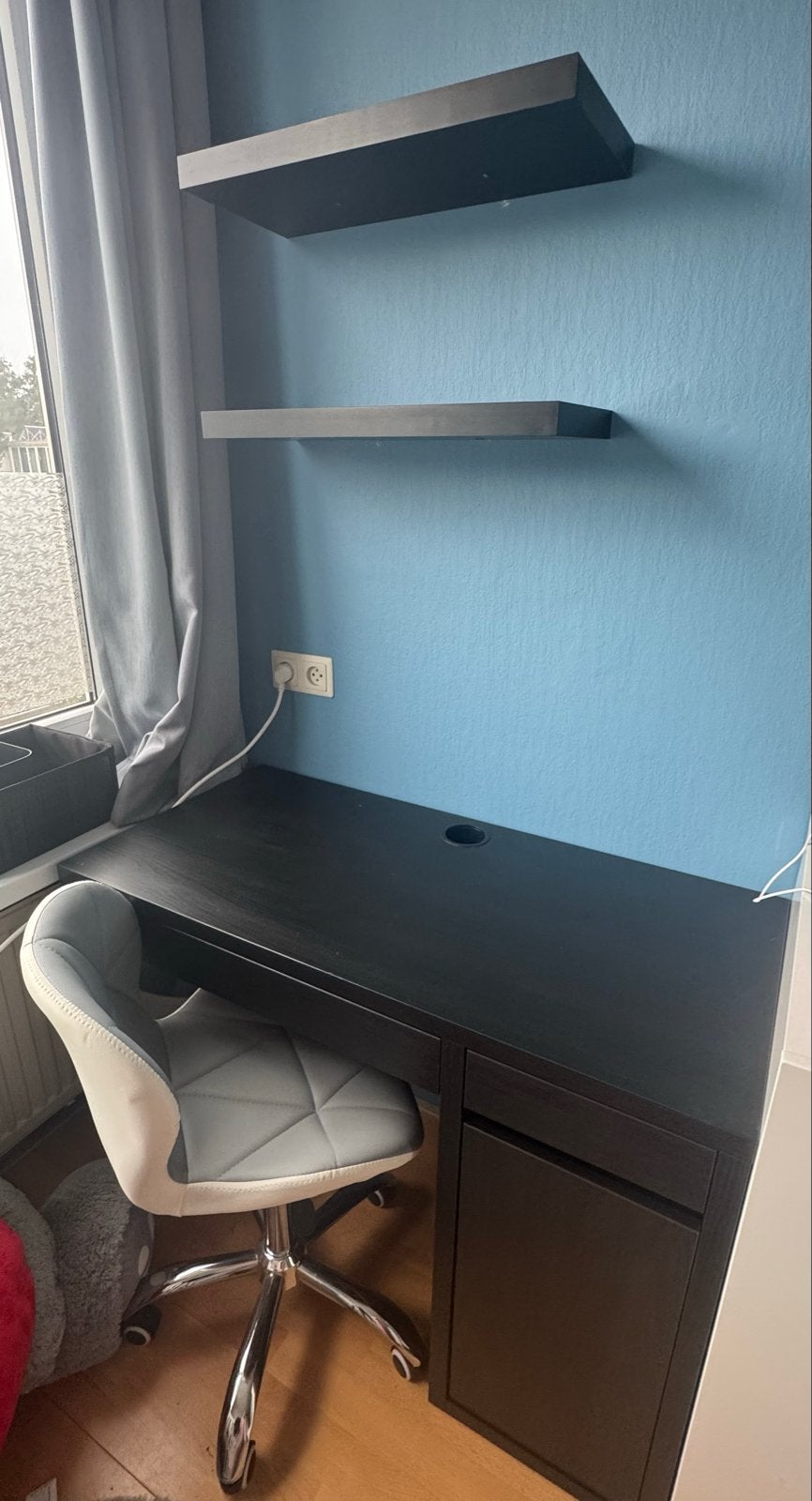 IKEA Micke bureau zwartbruin met bureaustoel en planken, Ophalen, Zwart, Gebruikt, Met lades