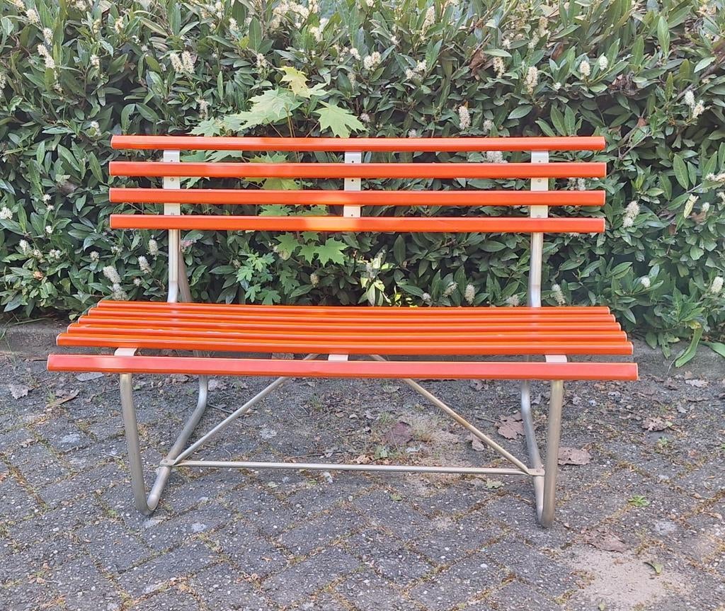 Plastic jaren '70Oranje tuinbank met metalen frame - Ophalen, Tuin en Terras, Ophalen, Gebruikt, Metaal