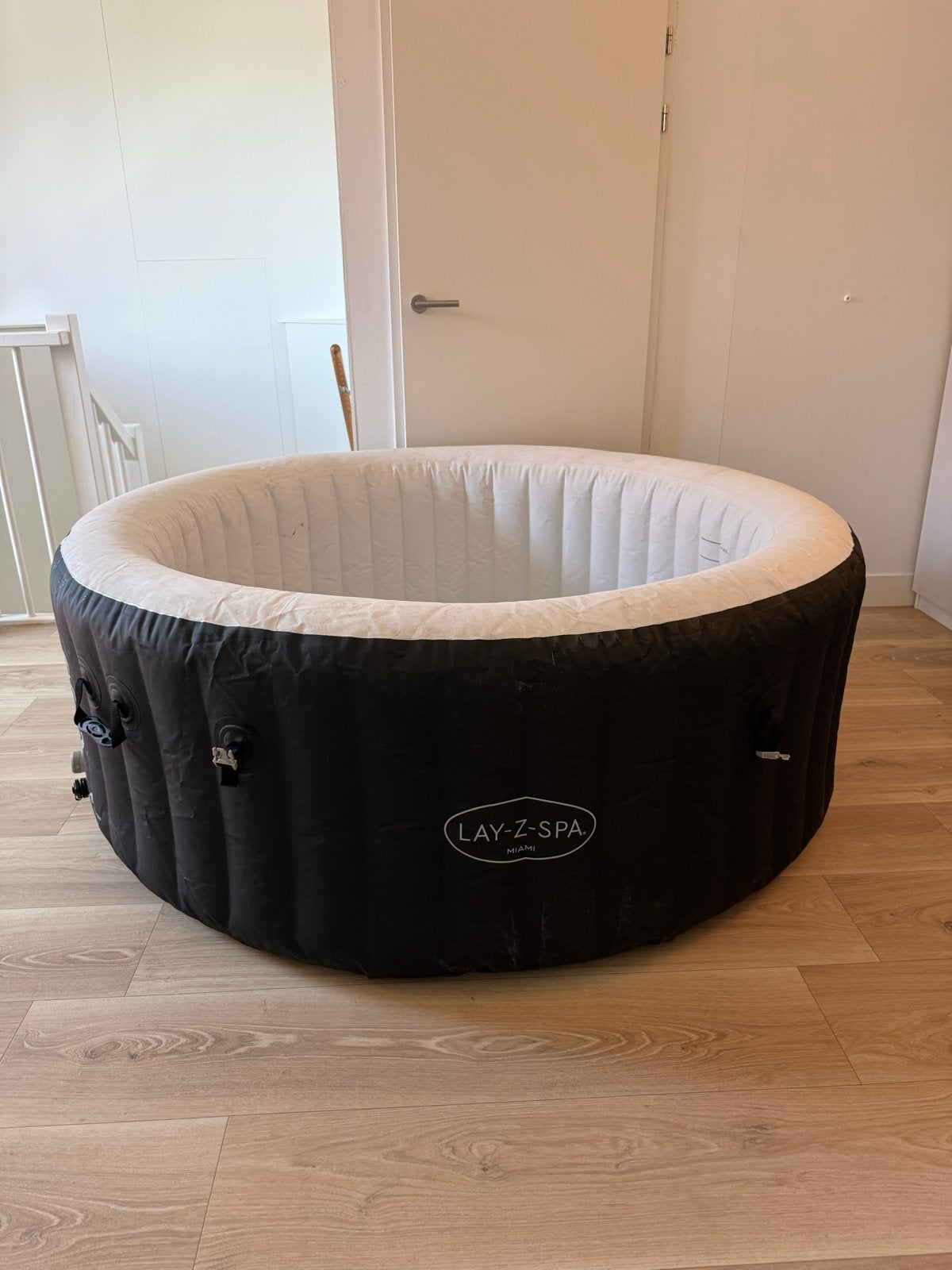 Lay-Z-Spa Miami opblaasbare jacuzzi 4 persoons, Ophalen, Gebruikt, Pomp, Opblaasbaar