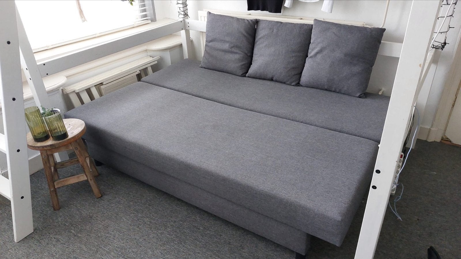 Grijze slaapbank met opbergruimte, Huis en Inrichting, Slaapkamer | Slaapbanken, Ophalen, Gebruikt, Tweepersoons, 140 cm