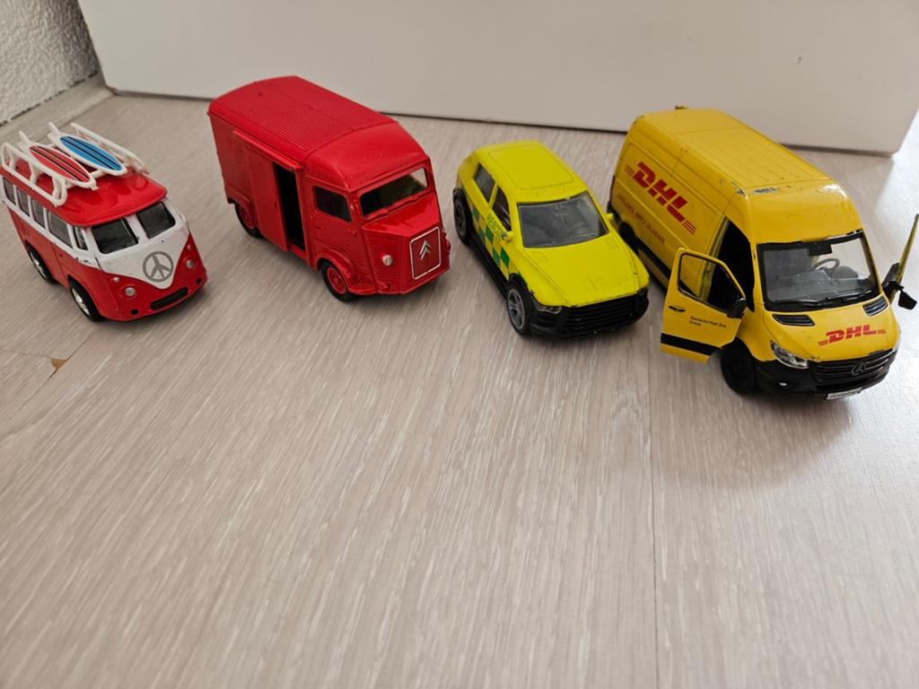 Set van 4 metalen speelgoedauto's: busjes en bestelwagens, Ophalen of Verzenden, Gebruikt