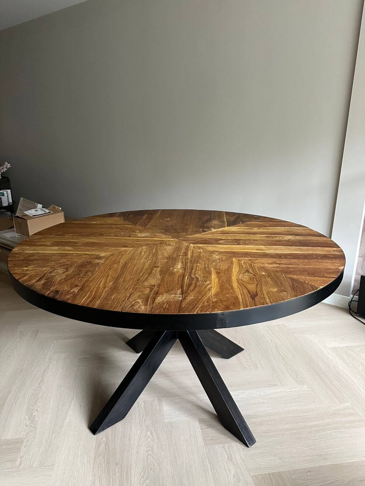 Ronde eettafel 140 cm mangohout – zwart metalen onderstel, Huis en Inrichting, Tafels | Eettafels, 100 tot 150 cm, Rond, Zo goed als nieuw