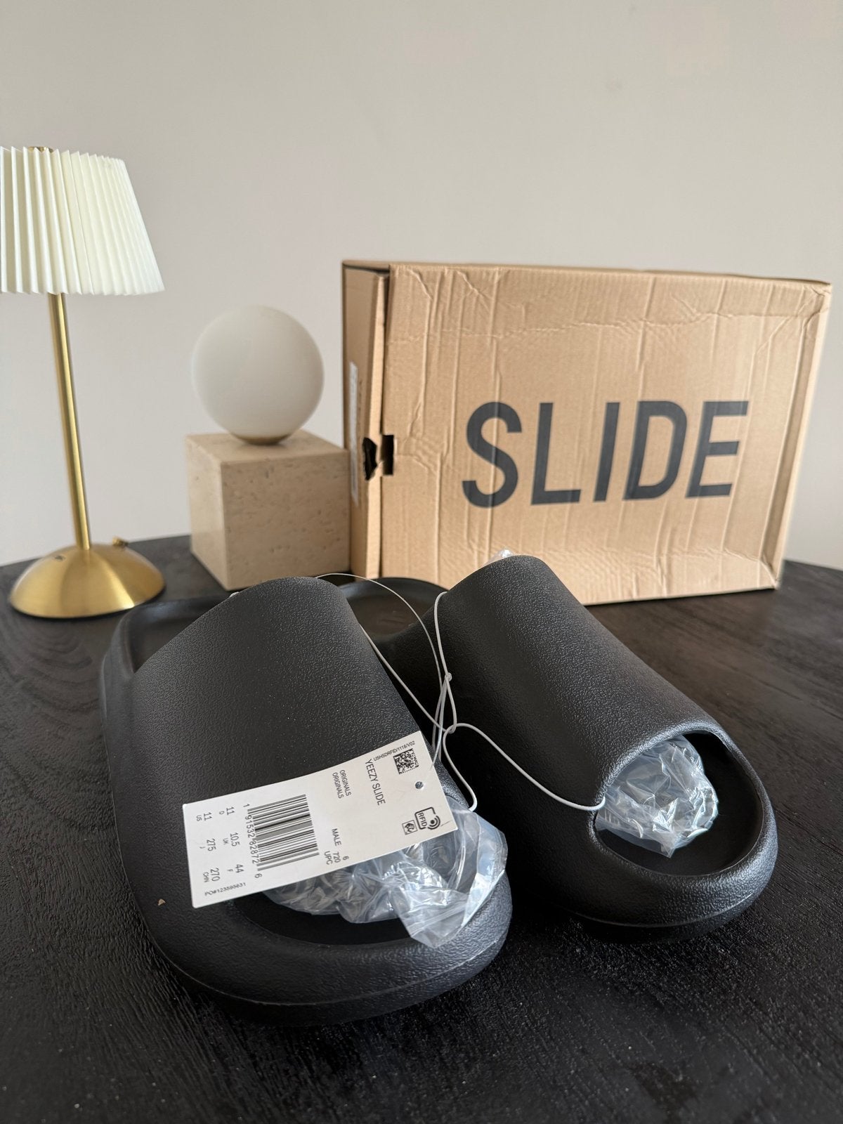 Adidas Yeezy Slide Onyx - Nieuw in doos, Ophalen of Verzenden, Nieuw, Zwart