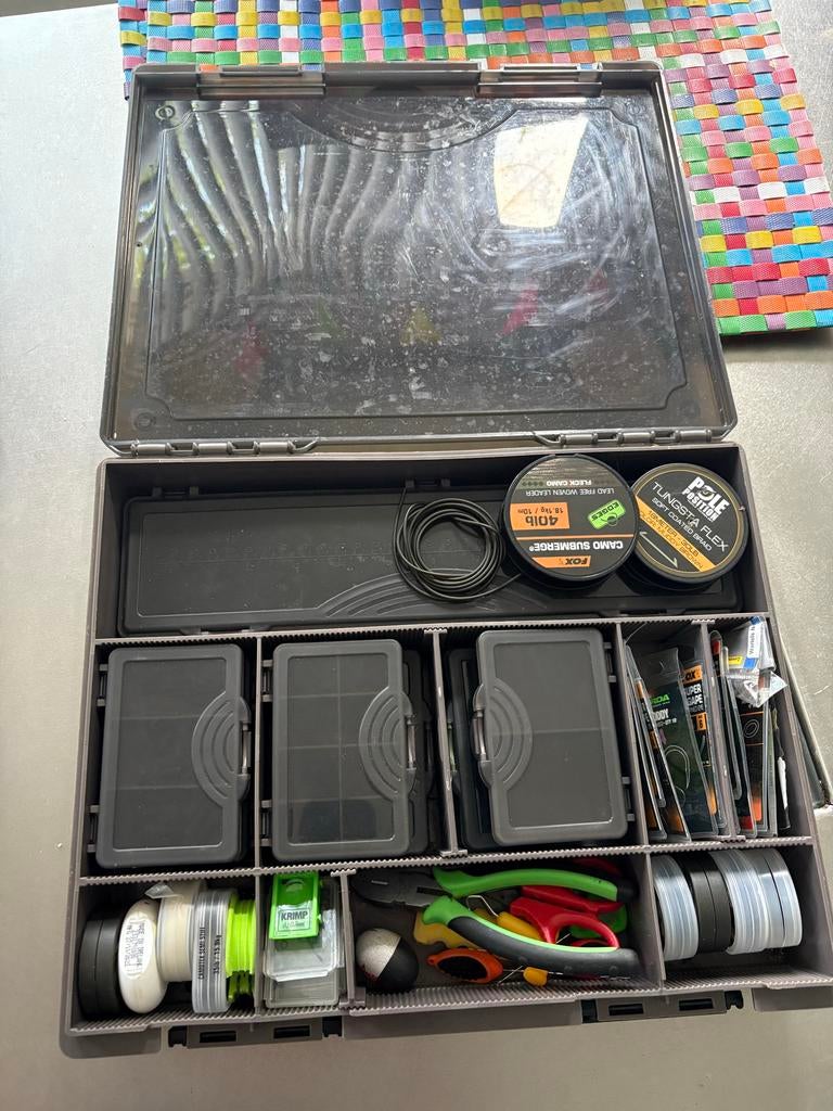 Tackle box gevuld met diverse visaccessoires, Ophalen of Verzenden, Zo goed als nieuw