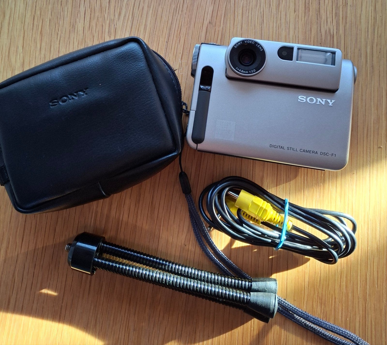 Sony DSC-F1 Digitale Camera met Accessoires, Audio, Tv en Foto, Fotocamera's Digitaal, Gebruikt, Cameratas, Ingebouwde flitser