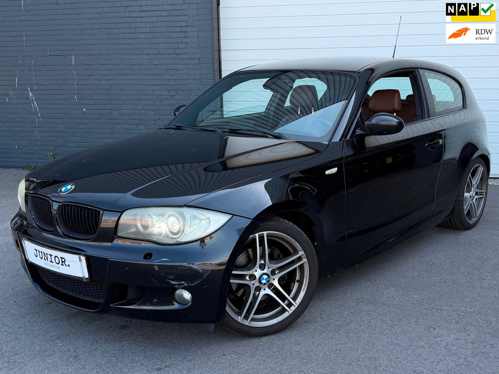 BMW 1-serie 120i High Executive M-PAKKET/LEDER/XENON/VOLO-H, 1-Serie, Achterwielaandrijving, 4 cilinders, 4 stoelen