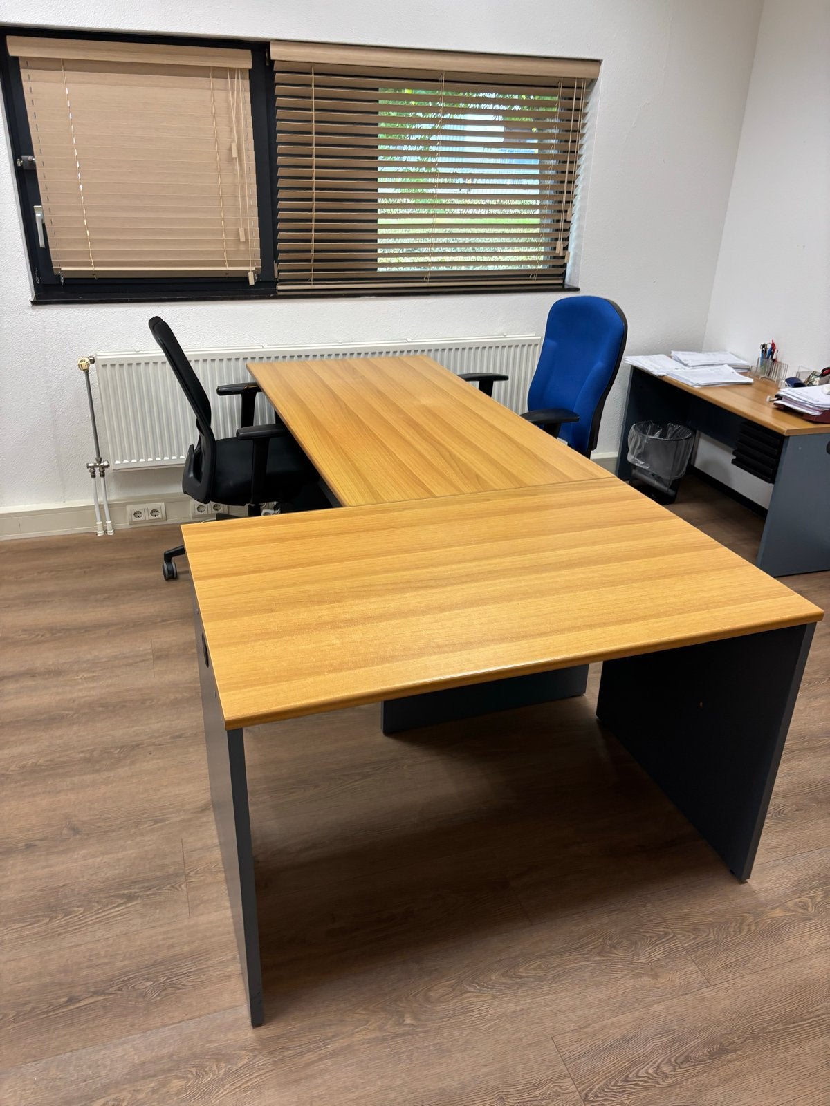 Foto 8 van 9 bureaus met bureaustoelen en ladenblokken - goede staat