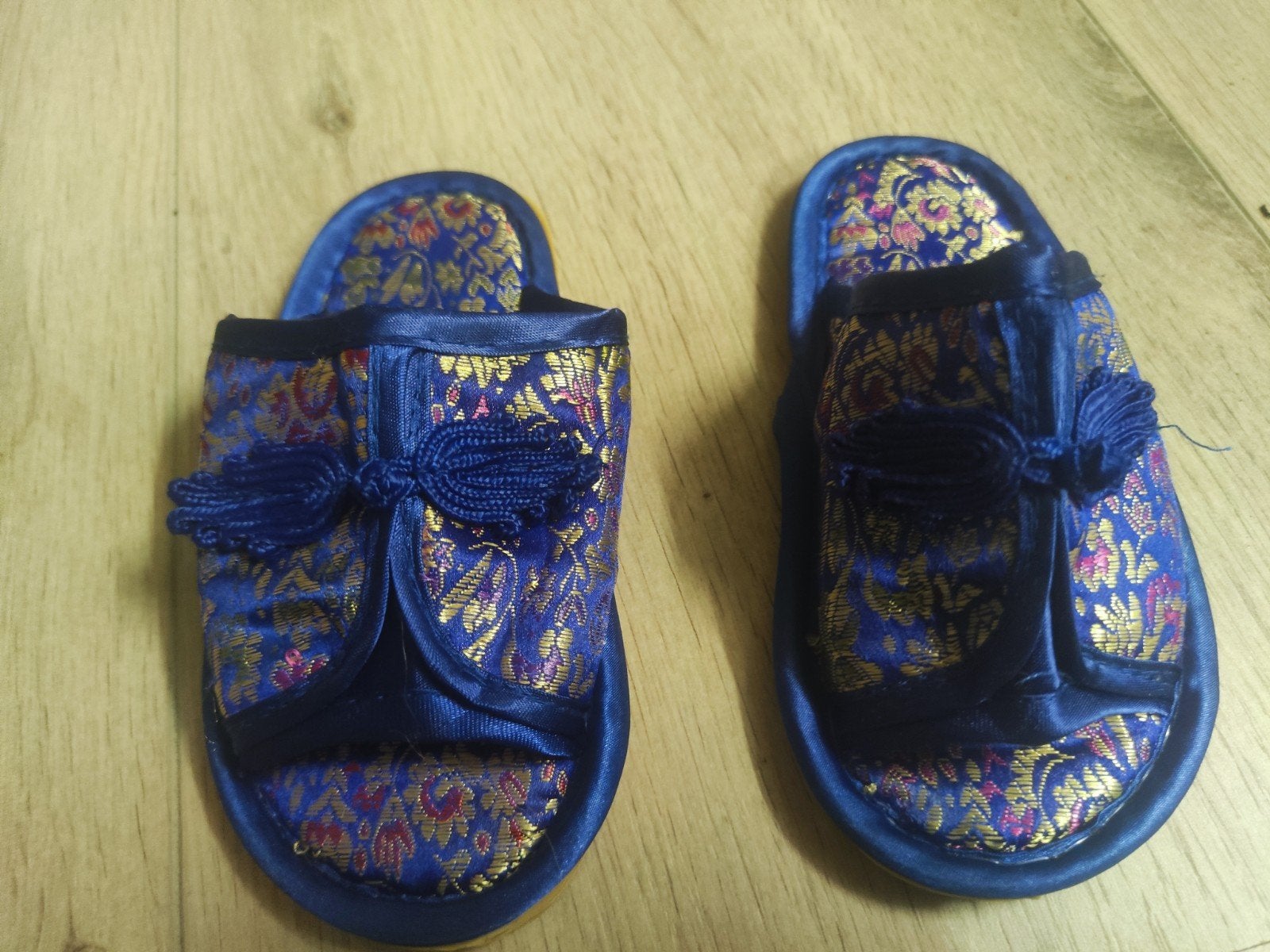 Nieuwe blauwe pantoffels met gouden en rode patronen, Slofjes, Jongetje of Meisje, Nieuw, Ophalen of Verzenden