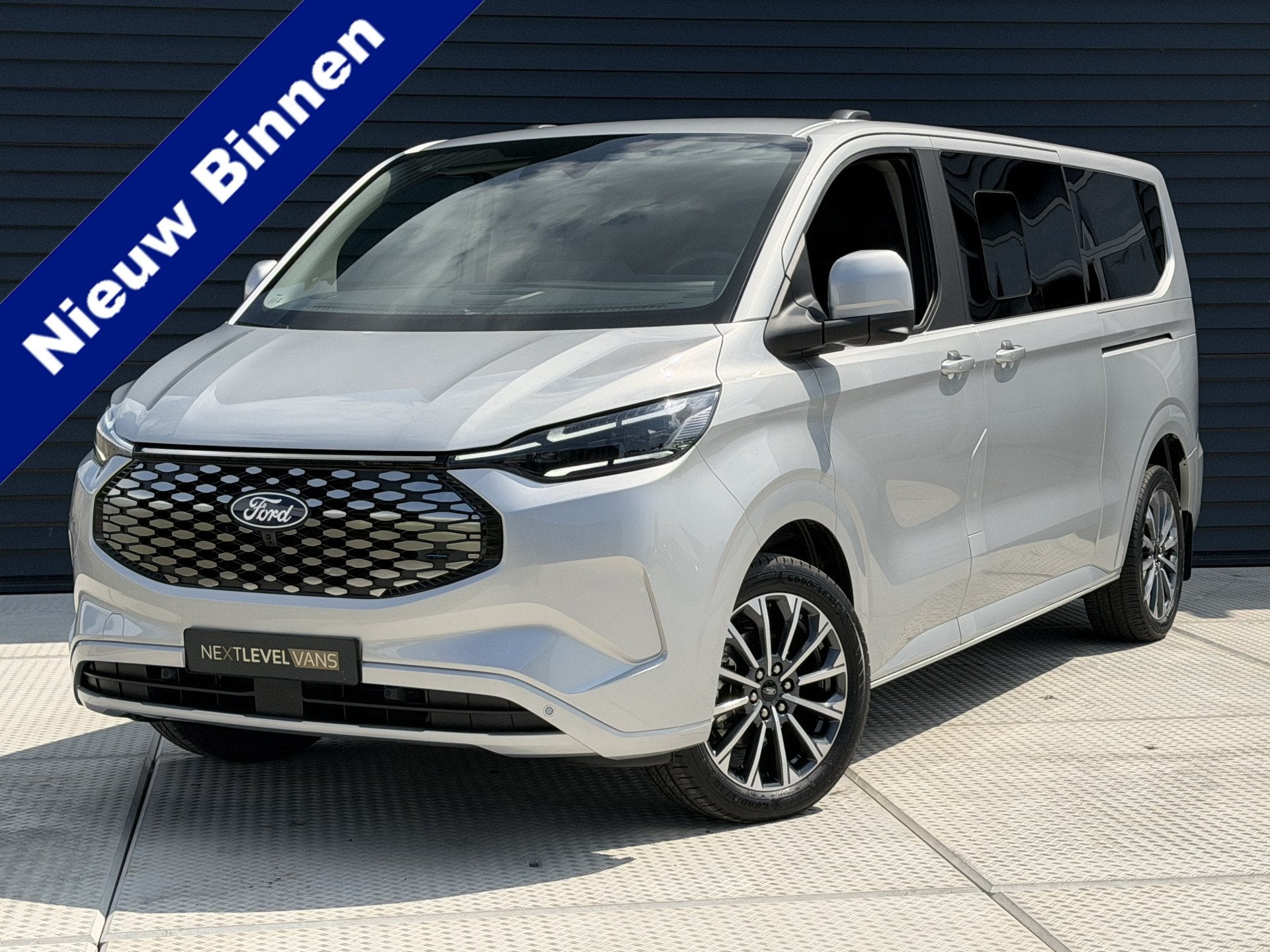 Ford Transit Custom Tourneo 340 L2H1 Titanium 65 kWh / Leder, Auto's, Achterwielaandrijving, Gebruikt, 8 stoelen, 24 min