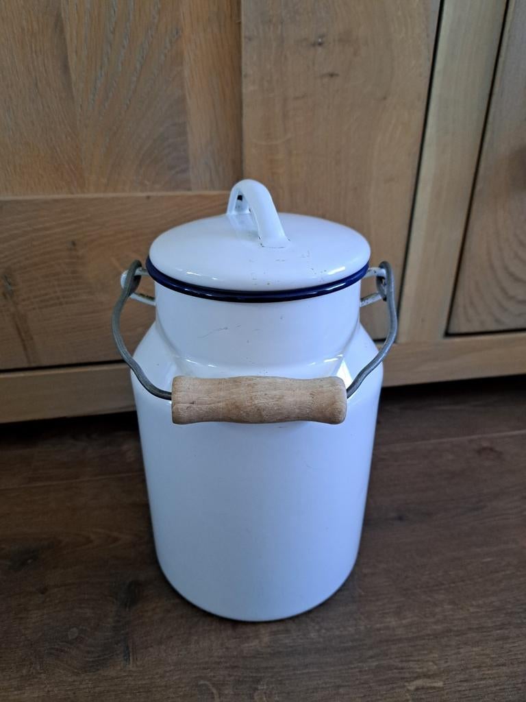 Brocante wit emaille melkbus met houten handvat hoog 19 cm, Ophalen of Verzenden