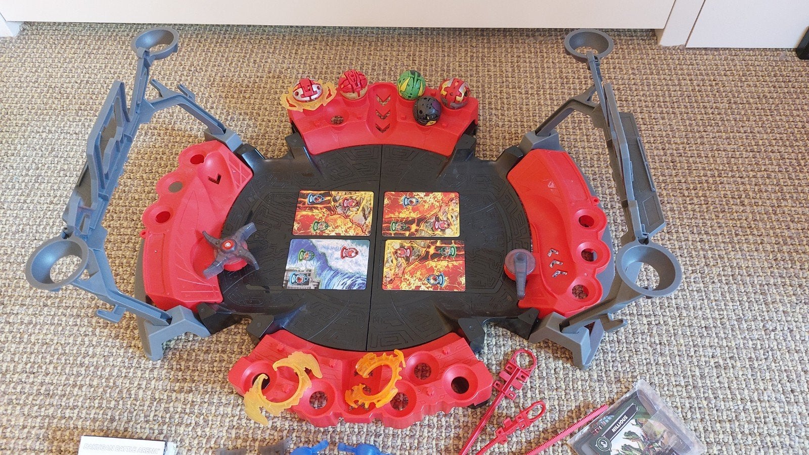Bakugan Battle Arena met 5 Bakugan figuren en accessoires, Ophalen, Zo goed als nieuw