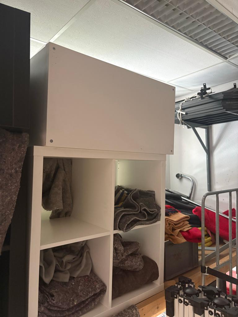 IKEA Kallax Kast met 4 vakken 4x zwart 4x wit, Ophalen, Met plank(en), Gebruikt, 100 tot 150 cm