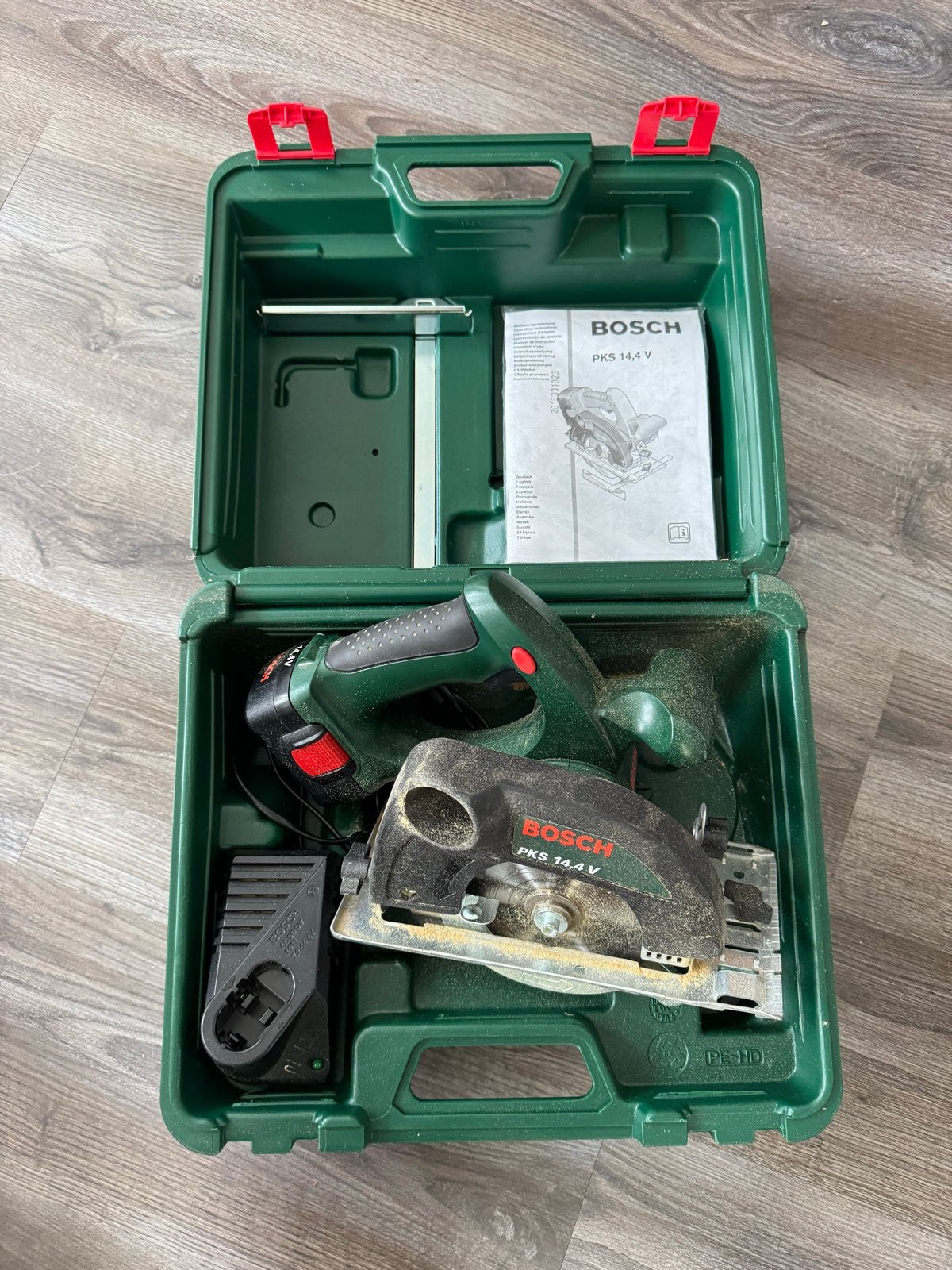 Bosch PKS 14,4 V Accu Cirkelzaag met Koffer, Gebruikt, Cirkelzaag, Ophalen of Verzenden, 30 tot 70 mm