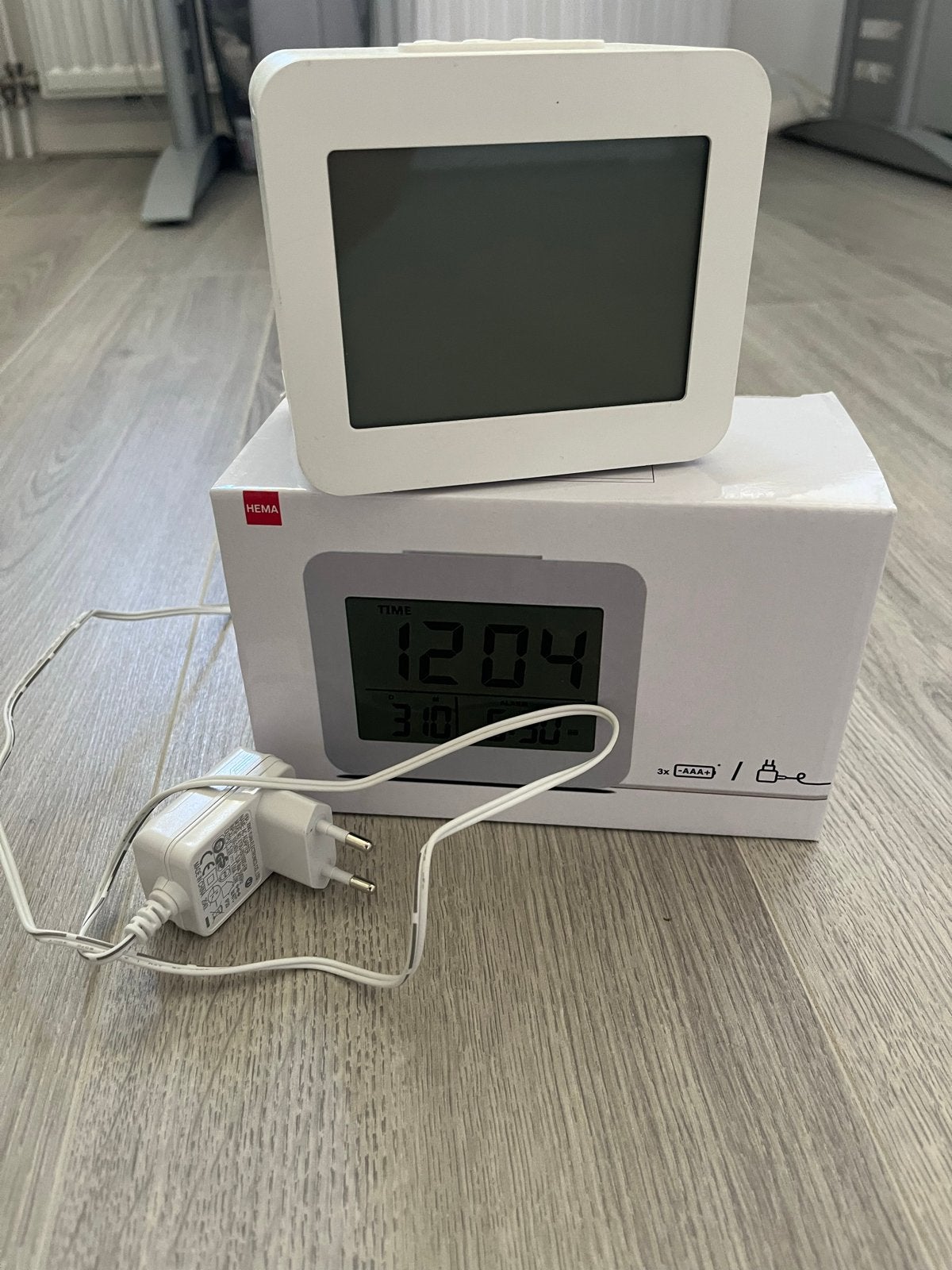 Hema digitale wekker met adapter, nieuw in doos, Ophalen of Verzenden, Nieuw, Digitaal