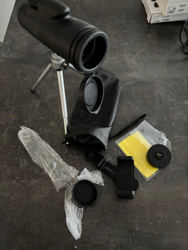 Monoculaire telescoop met statief en telefoonhouder, Lenzentelescoop (refractor), Met statief, Ophalen of Verzenden, Zo goed als nieuw