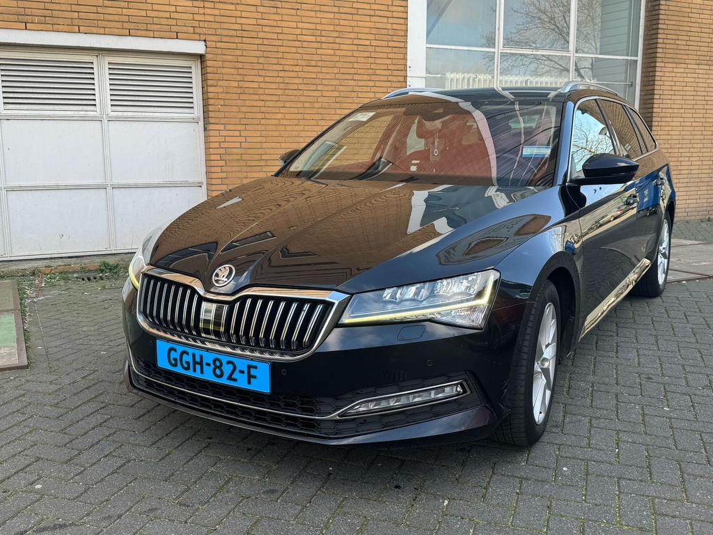 Skoda Superb 1.6 TDI 120pk Dsg-7 2019 Zwart | Taxiklaar, Auto's, Skoda, 4 cilinders, Zwart, Stationwagon, Diesel