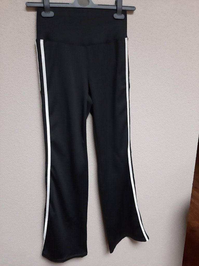 NIEUWE flared broek/legging met bies Mt M, Kleding | Dames, Broeken en Pantalons, Maat 38/40 (M), Zwart, Nieuw, Ophalen of Verzenden