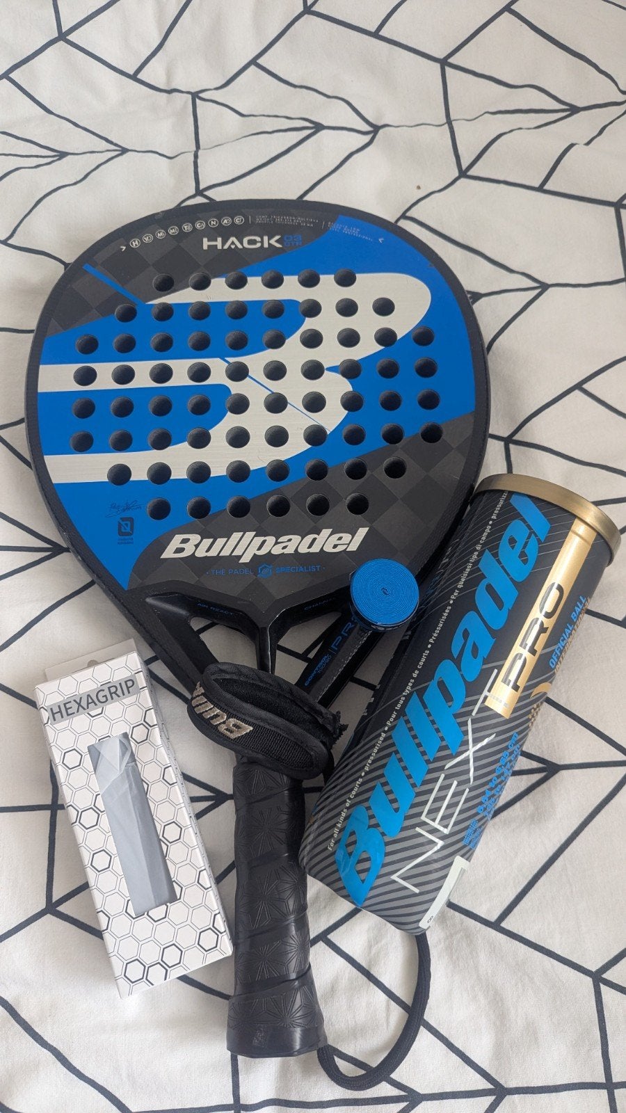 Pro racket: Bullpadel Hack 03 Control + ballen + grips, Sport en Fitness, Ophalen, Gebruikt, Padelracket