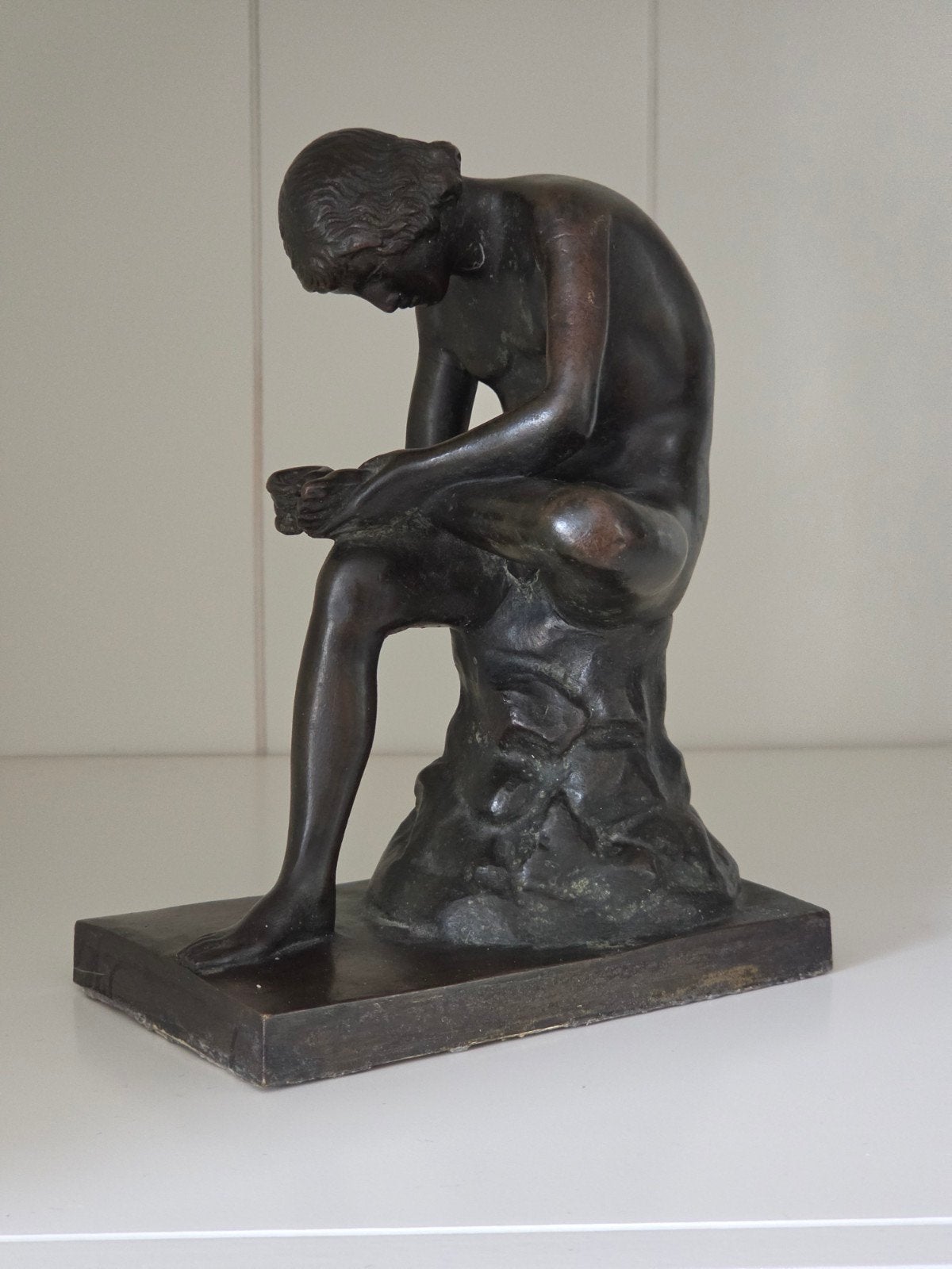 Bronzen beeld 'Musée du Louvre' - Zittende figuur Brons, Ophalen of Verzenden, Brons, 20 - 50 cm, Bruin