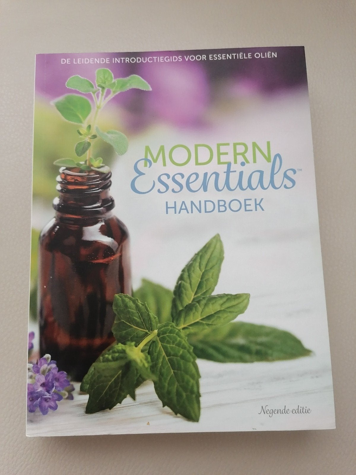 Modern Essentials Handboek - Essentiële Oliën (9e editie), Boeken, Ophalen of Verzenden, Zo goed als nieuw