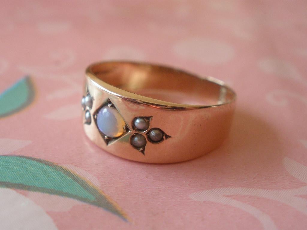 Gouden Ring met opaal en zaadparels uit Zeeuwse boedel, Met edelsteen, Gebruikt, Ophalen of Verzenden, 17 tot 18