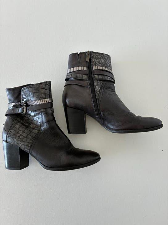Leuke  leren enkellaarzen van novocento Maat 40 ., Kleding | Dames, Schoenen, Ophalen of Verzenden, Gedragen, Grijs, Lage of Enkellaarzen